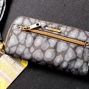 NWT Travelon Wristlet  RFID Blocking Wallet ■ Gray Animal Print